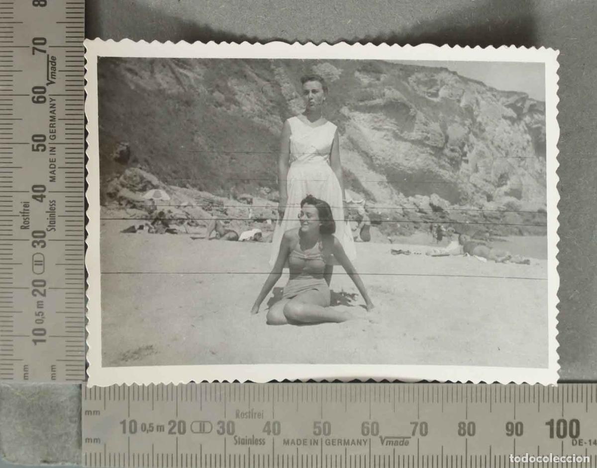 Fotografia antica: FOTOGRAFIA. Playa - Grupo de j&oacute;venes SANTANDER 1957