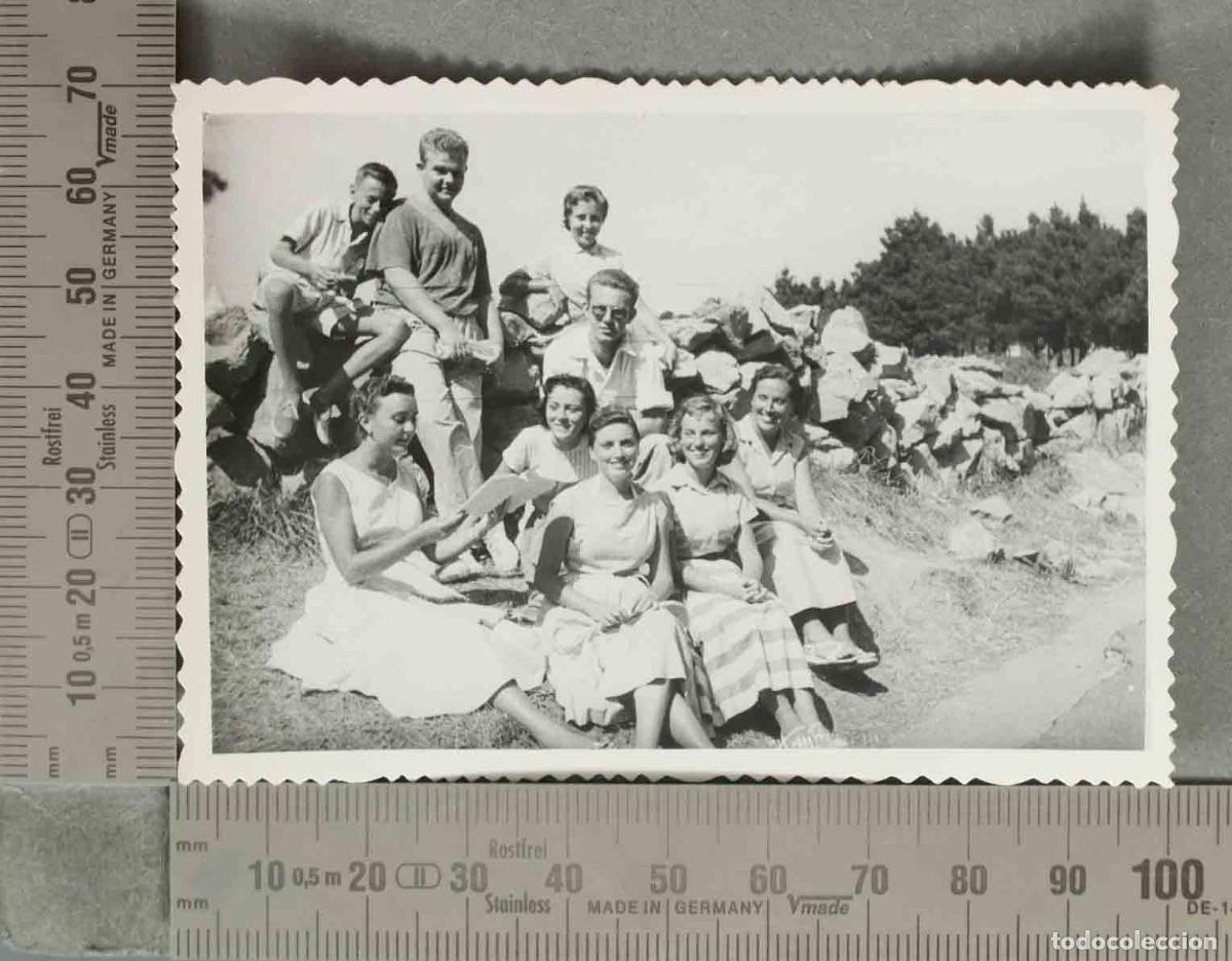 Fotografia antica: FOTOGRAFIA. Grupo de j&oacute;venes en murete de piedra SANTANDER 1957