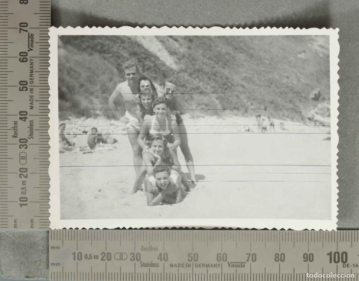 Fotografia antica: FOTOGRAFIA. Playa - Grupo de j&oacute;venes SANTANDER 1957