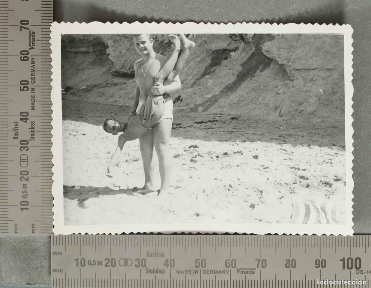 Fotografia antica: FOTOGRAFIA. Dos hombres j&oacute;venes en ba&ntilde;ador en la playa 1957 SANTANDER