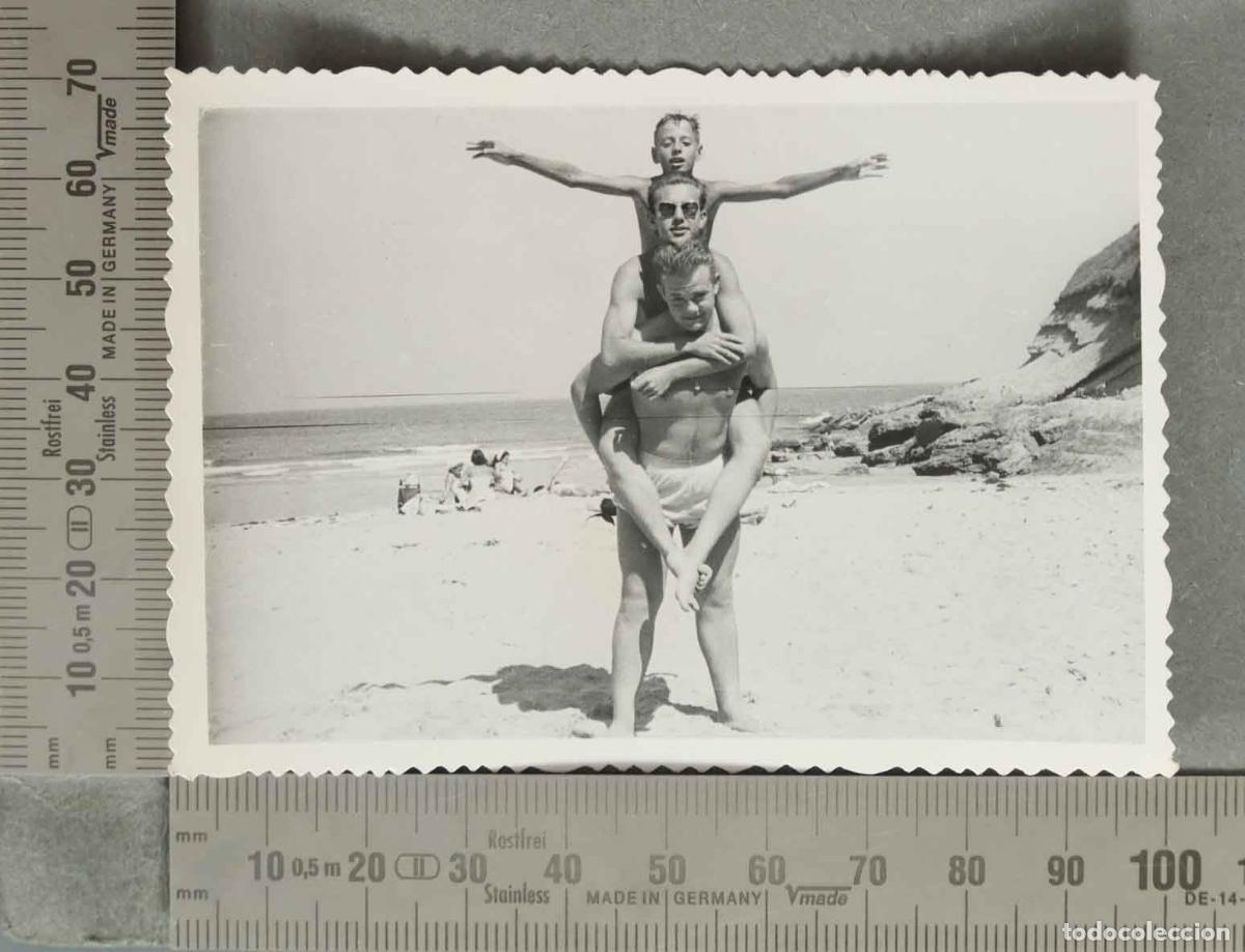 Fotografia antica: FOTOGRAFIA. Playa - Grupo de j&oacute;venes SANTANDER 1957