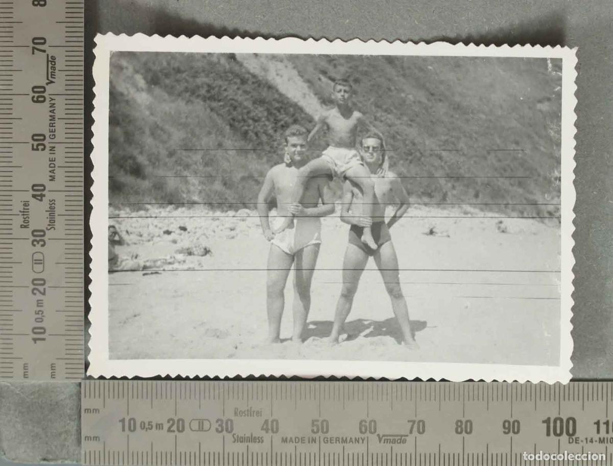 Fotografia antica: FOTOGRAFIA. Tres j&oacute;venes posando en una playa SANTANDER 1957
