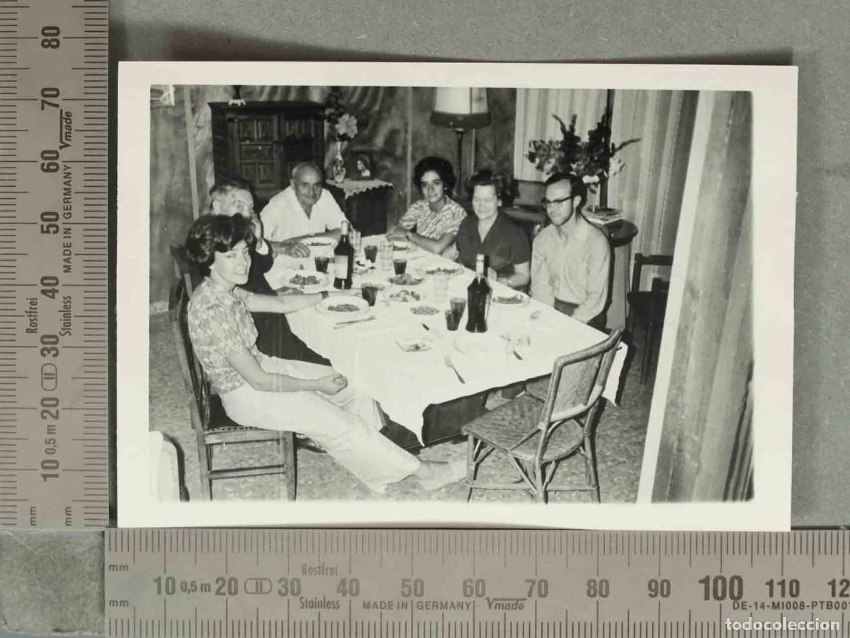 Fotografia antica: FOTOGRAFIA. Familia alrededor de una mesa HACIA 1970