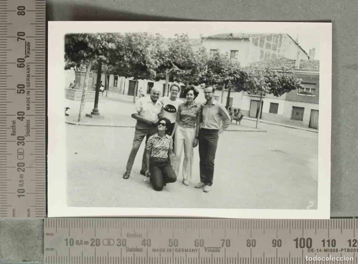 Fotografia antica: FOTOGRAFIA. Grupo de personas en plaza p&uacute;blica A IDENTIFICAR HACIA 1960
