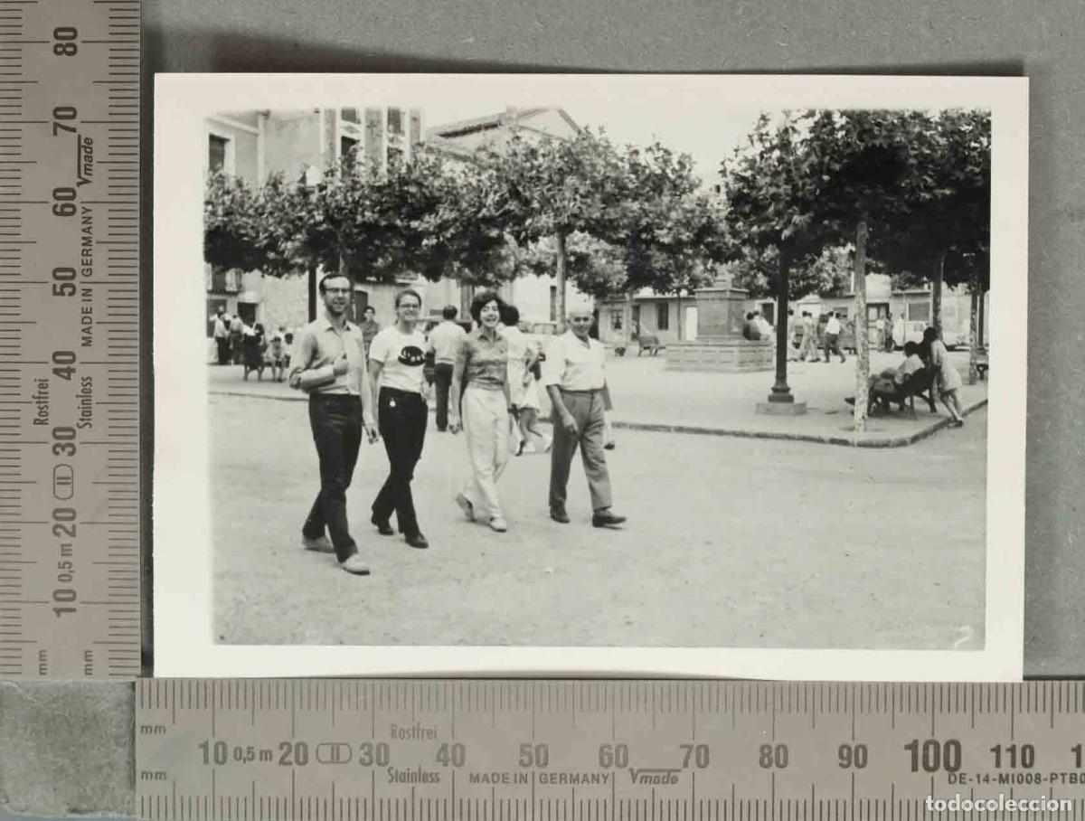 Fotografia antica: FOTOGRAFIA. GRUPO DE PERSONAS EN PLAZA PUBLICA A IDENTIFICAR. HACIA 1960