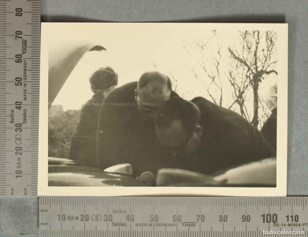 Fotografia antica: FOTOGRAFIA. ARREGLANDO UN COCHE. HACIA 1950