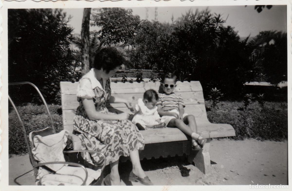 Fotografia antica: Tres fotos. Madre con sus hijos en jard&iacute;n de Val&egrave;ncia?. A&ntilde;os 40 sv