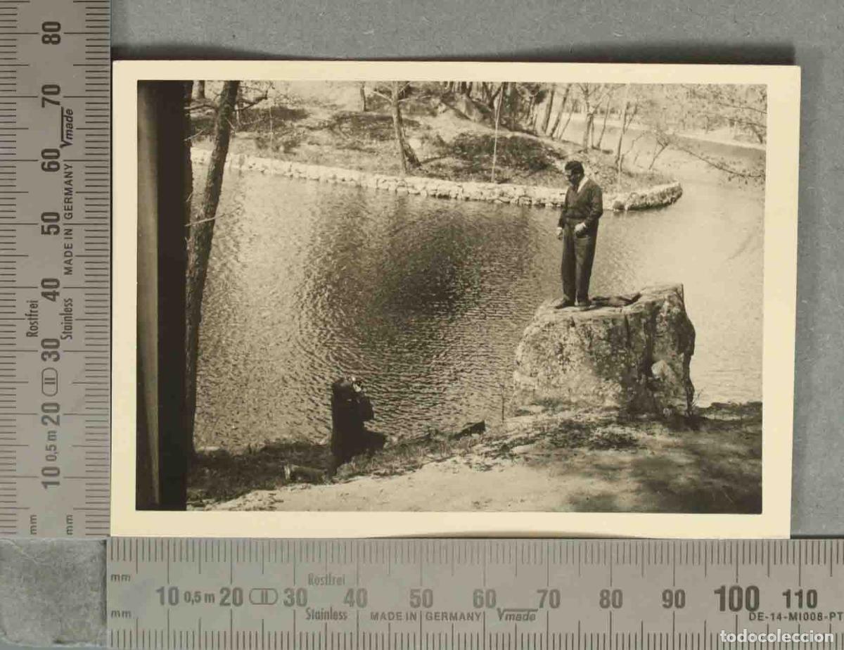 Fotografia antica: FOTOGRAFIA. HOMBRE FOTOGRAFIANDO A SE&Ntilde;OR EN ROCA HACIA 1960