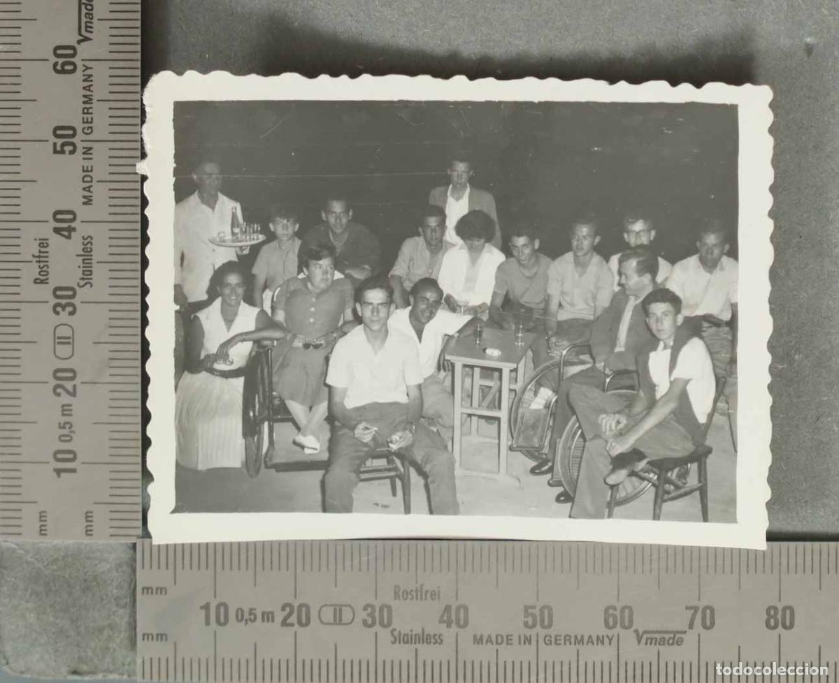 Fotografia antica: FOTOGRAFIA. GRUPO DE PERSONAS CON MINUSVALIDOS. 1958