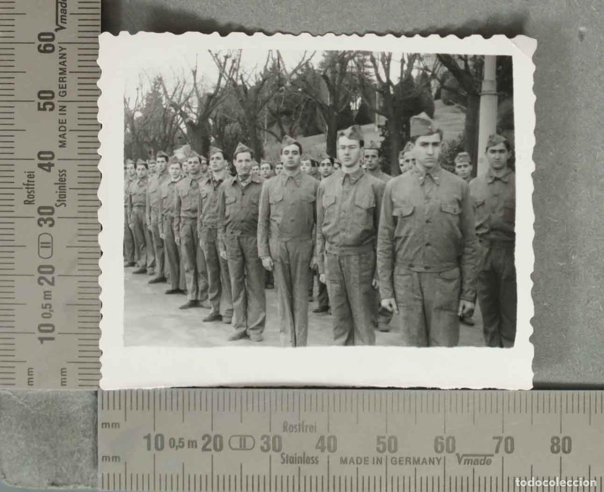 Fotografia antica: FOTOGRAFIA. Soldados espa&ntilde;oles en formaci&oacute;n militar - ROSALES 1958