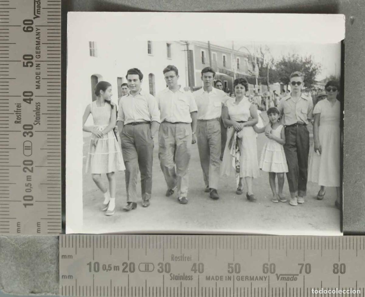 Fotografia antica: FOTOGRAFIA. Amigos paseando por la calle. BURGILLOS 1958