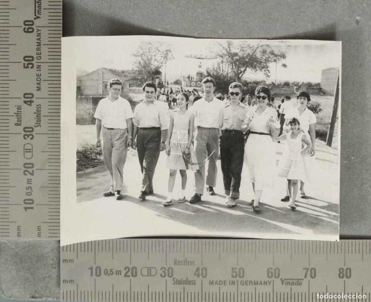 Fotografia antica: FOTOGRAFIA. Grupo de personas caminando por la calle. BURGUILLOS 1955