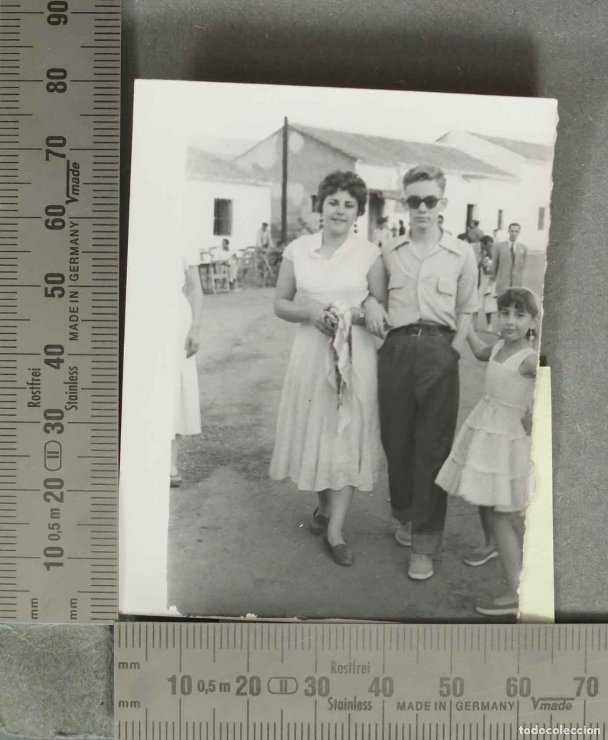 Fotografia antica: FOTOGRAFIA. Pareja y ni&ntilde;a caminando - BURGILLOS 1955