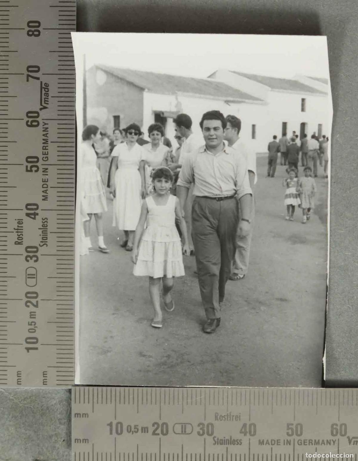 Fotografia antica: FOTOGRAFIA. Gente paseando por la calle BURGUILLOS 1955