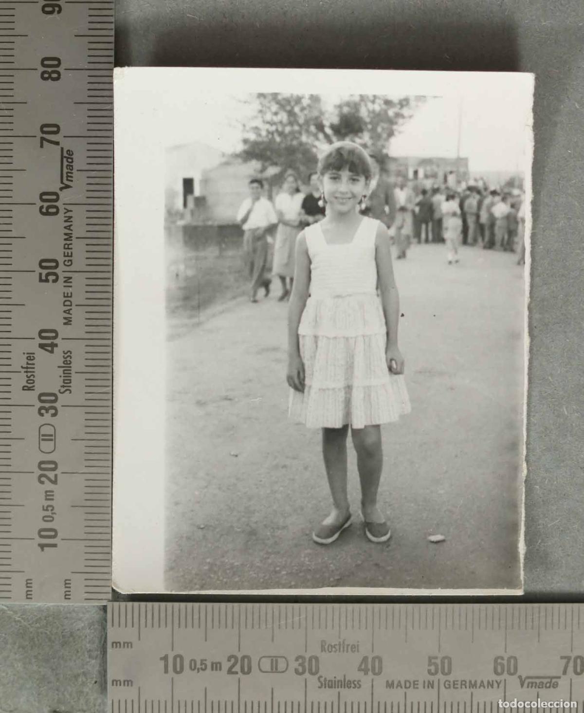 Fotografia antica: FOTOGRAFIA. Ni&ntilde;a con vestido blanco BURGUILLOS 1955