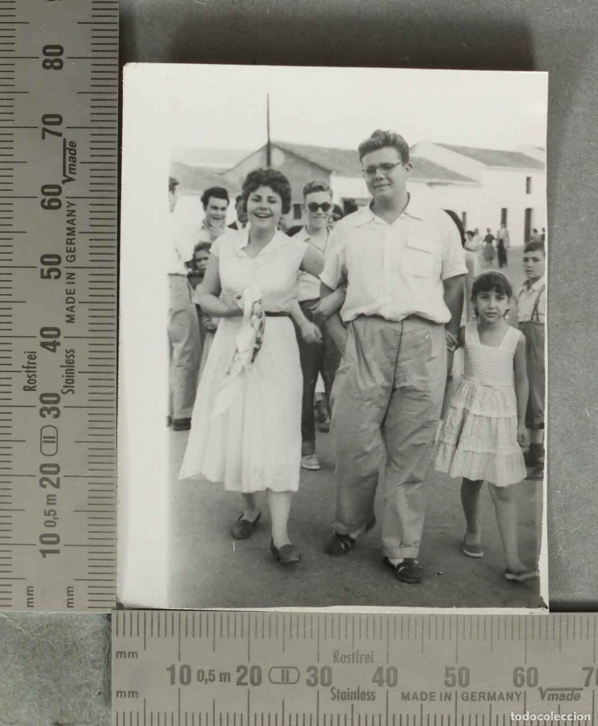 Fotografia antica: FOTOGRAFIA. Grupo de personas paseando BURGUILLOS 1955
