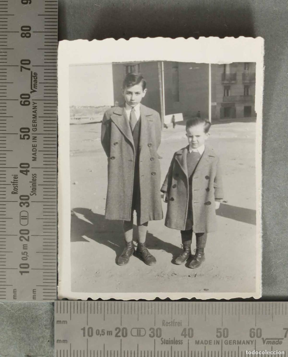 Fotografia antica: FOTOGRAFIA. Ni&ntilde;os con abrigos de tres cuartos HACIA 1950