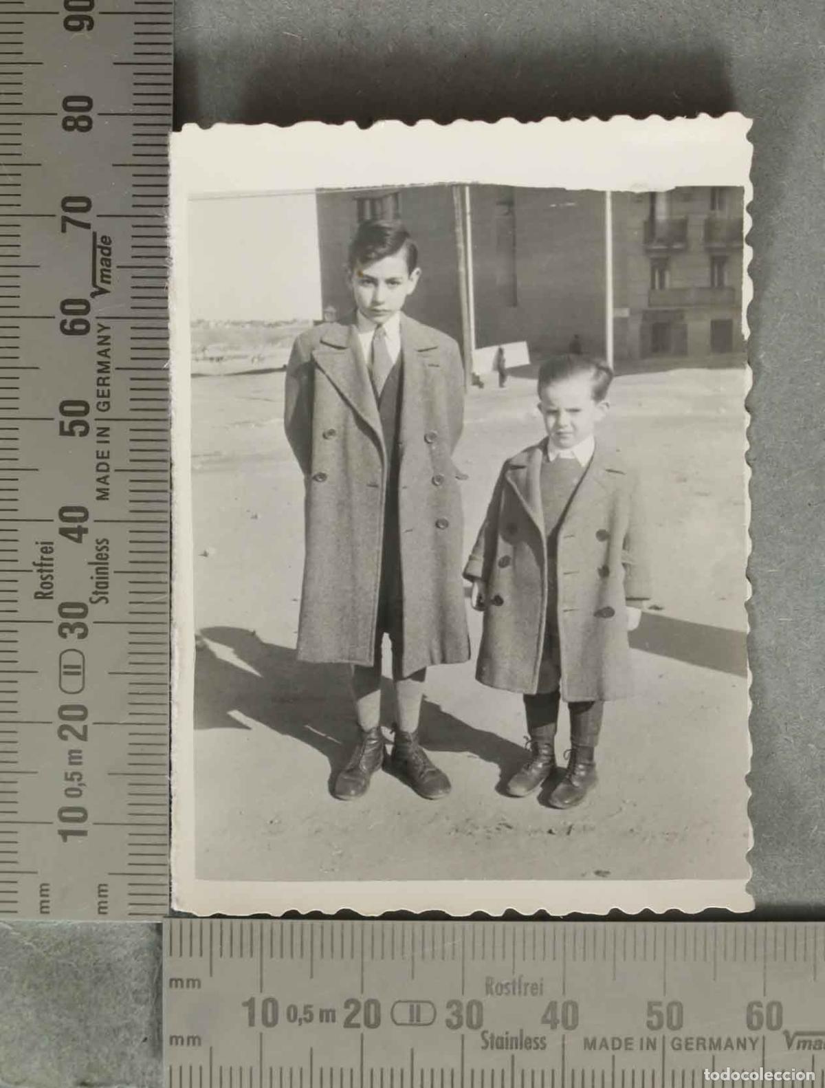 Fotografia antica: FOTOGRAFIA. Dos ni&ntilde;os con abrigos de doble botonadura HACIA 1950
