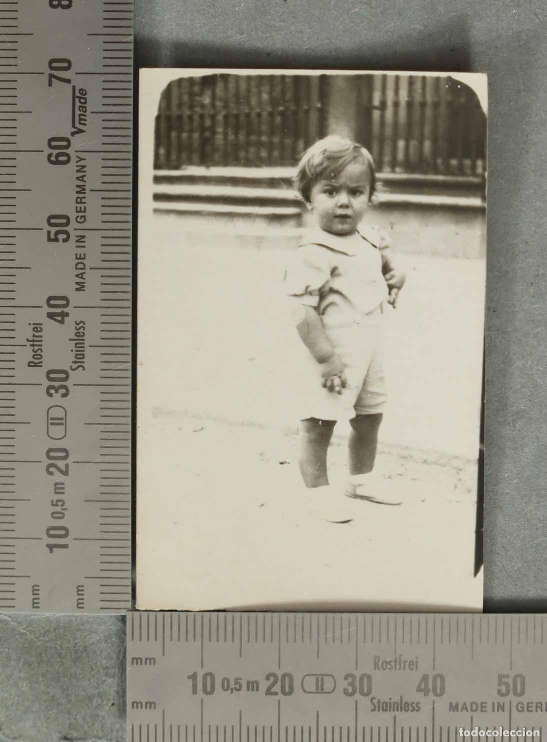 Fotografia antica: FOTOGRAFIA. Ni&ntilde;o peque&ntilde;o de pie en ropa de verano -