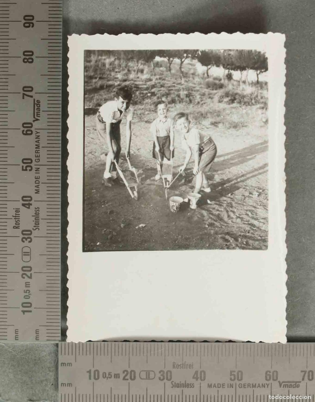 Fotografia antica: FOTOGRAFIA. Ni&ntilde;os jugando con palas y cubos HACIA 1940