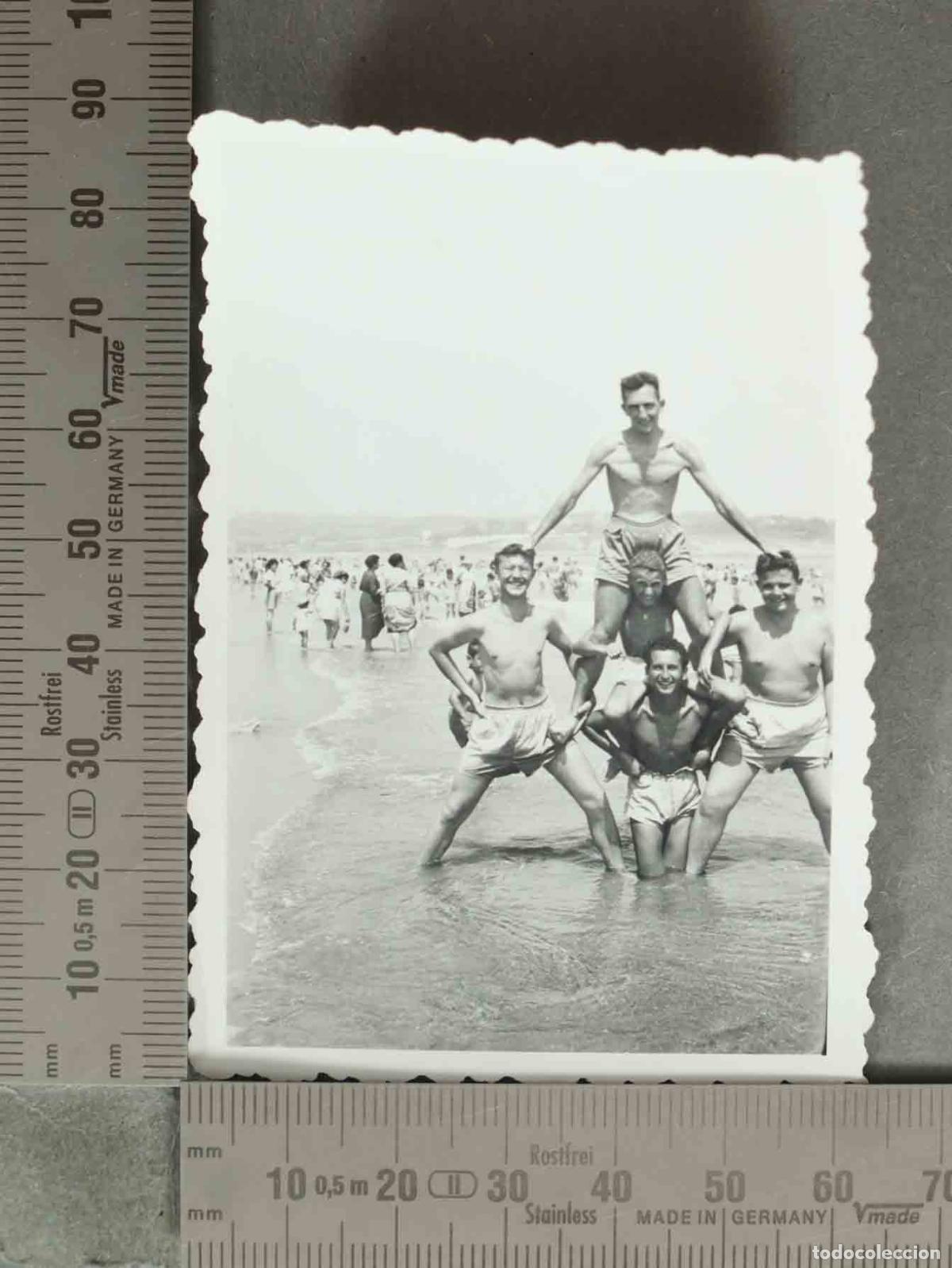 Fotografia antica: FOTOGRAFIA. Cinco hombres haciendo una torre humana en la playa SANTANDER 1955