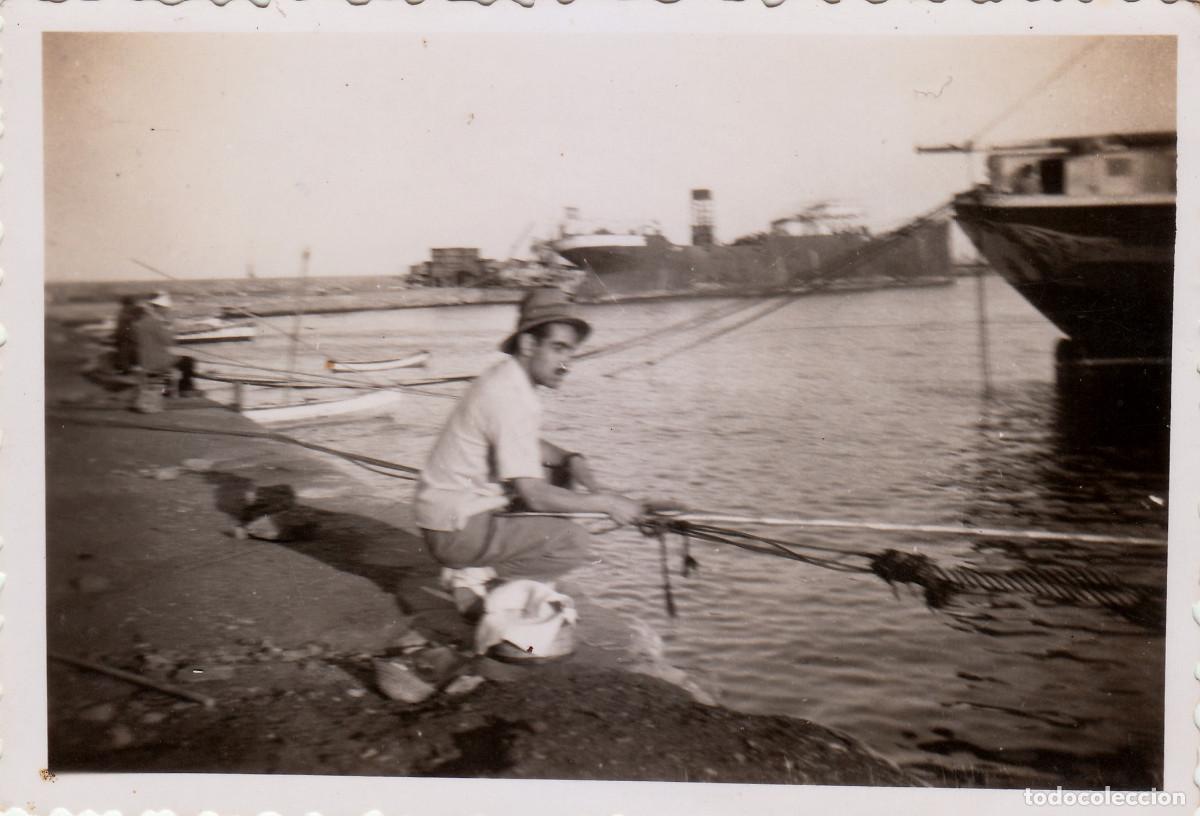 Fotografia antica: Pescador en el puerto. Val&egrave;ncia?. A&ntilde;os 40-50 sv