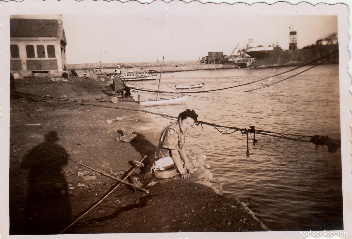Fotografia antica: Pescadora en el puerto. Val&egrave;ncia?. A&ntilde;os 40-50 sv