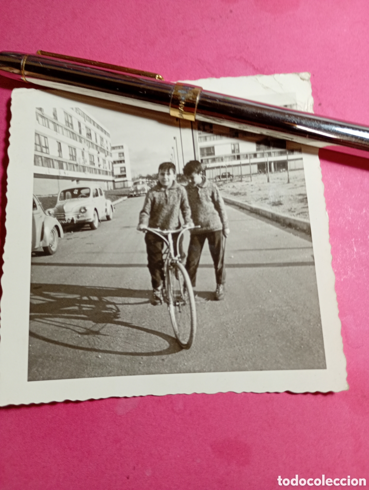 Fotograf&iacute;a antigua: antigua foto mujer sobre bicicleta femenina y hombre de pie b/n