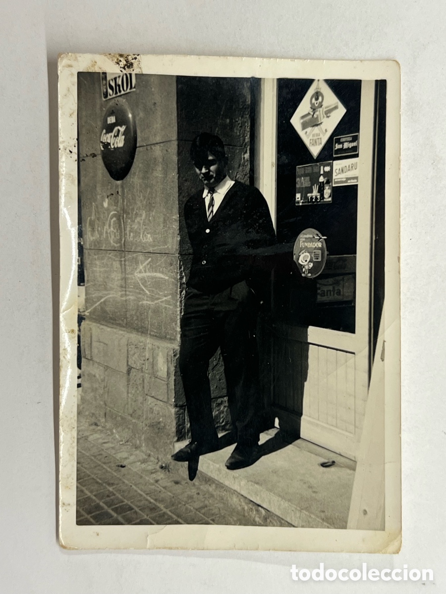 Fotograf&iacute;a antigua: BARES QUE LUGARES&hellip; a Londres con Fundador.. Joven en la puerta del bar (h.1960?)