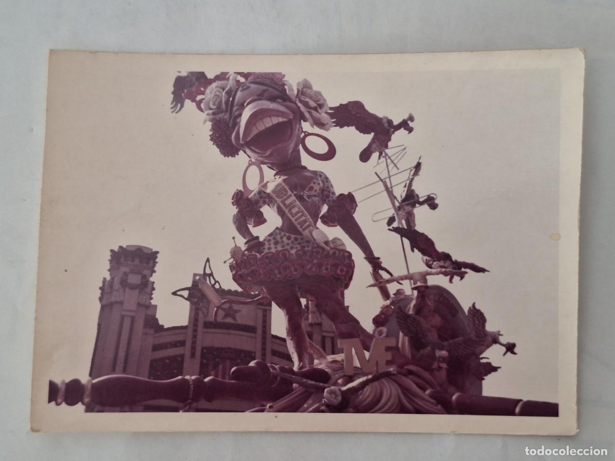Fotograf&iacute;a antigua: ANTIGUA FOTOGRAFIA FALLAS VALENCIA JUNTO ESTACION DE TREN DEL NORTE RV 2866