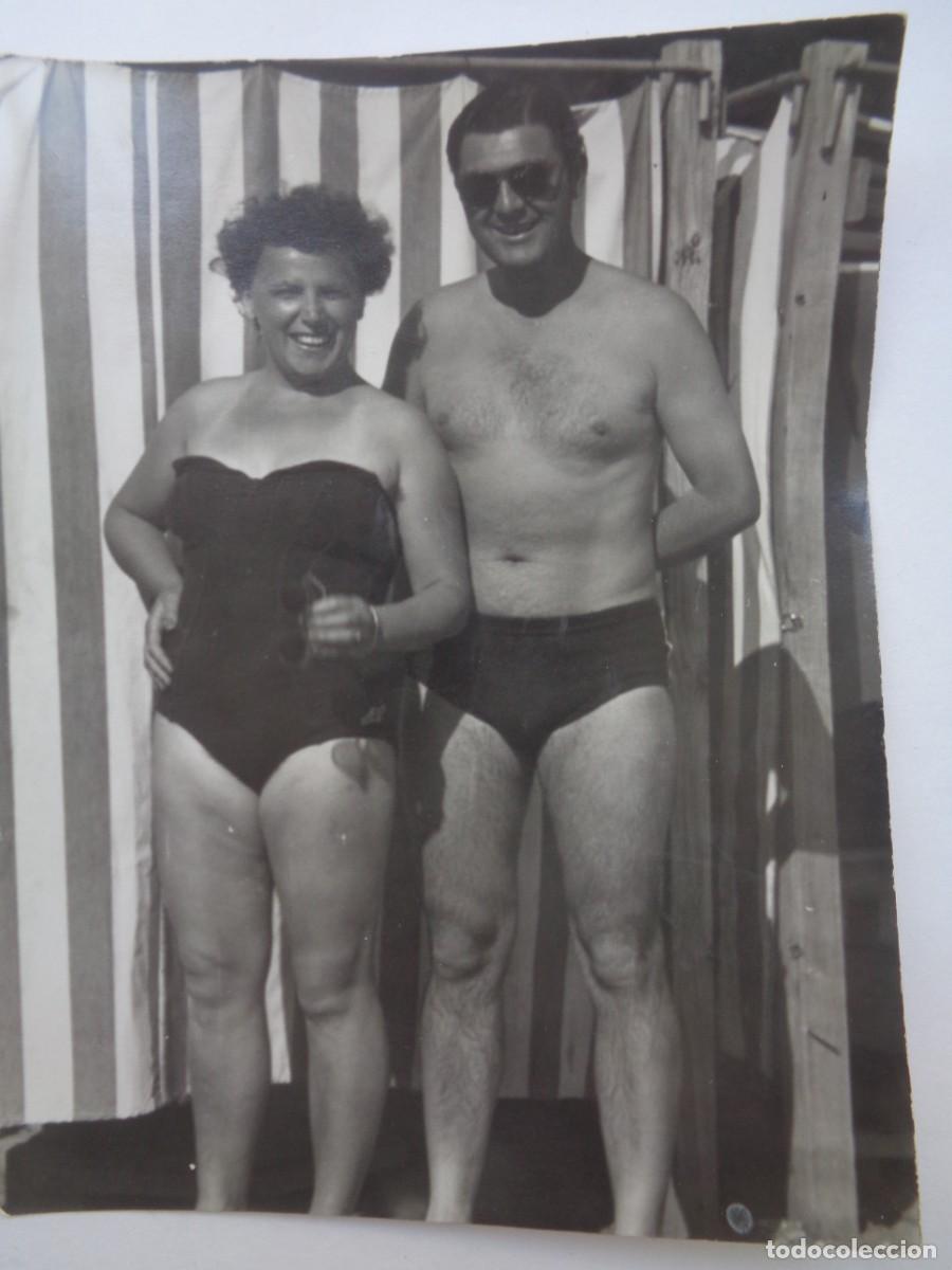Fotografia antica: FOTO DE PAREJA EN BA&Ntilde;ADOR EN LA PLAYA , A&Ntilde;OS 50 - 60