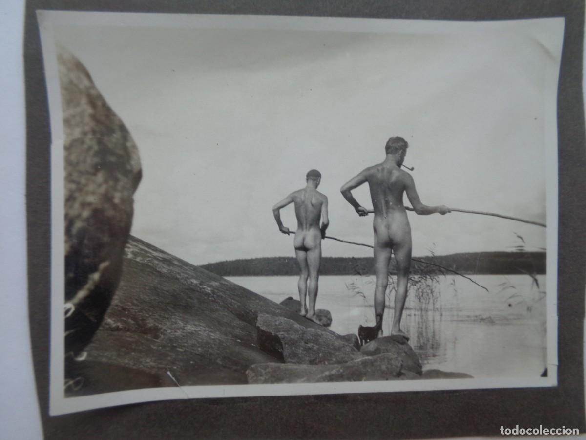 Fotograf&iacute;a antigua: FOTO DE DOS HOMBRES DESNUDOS PESCANDO. PRINCIPIOS DE SIGLO