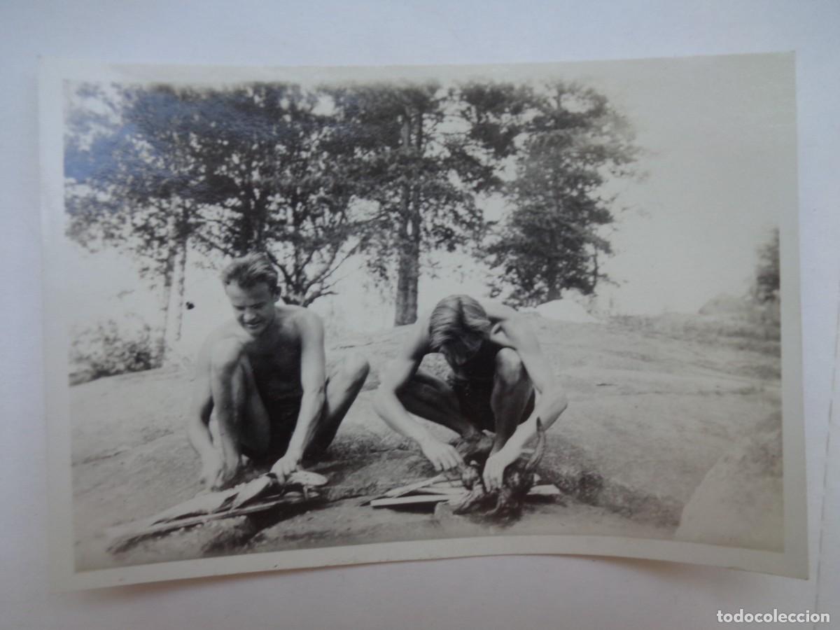 Fotograf&iacute;a antigua: FOTO DE HOMBRES SEMIDESNUDOS PREPARANDO PESCADO EN EL CAMPO. NATURISTAS A&Ntilde;OS 30
