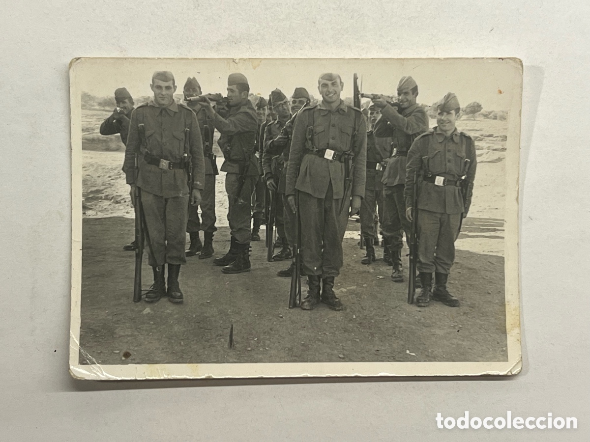 Fotograf&iacute;a antigua: MILITAR&hellip; Historias de la Mili.. tiempo de asueto un momento para las risas.. (a.1967)