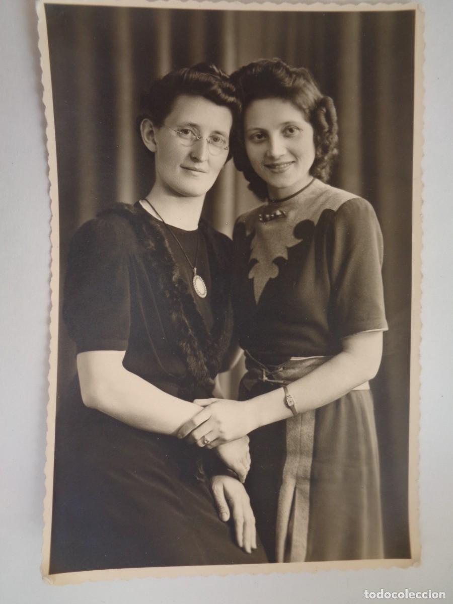 Fotograf&iacute;a antigua: PRECIOSA FOTO DE ESTUDIO DE DOS CHICAS ABRAZADAS , AUSTRIA EPOCA NAZI