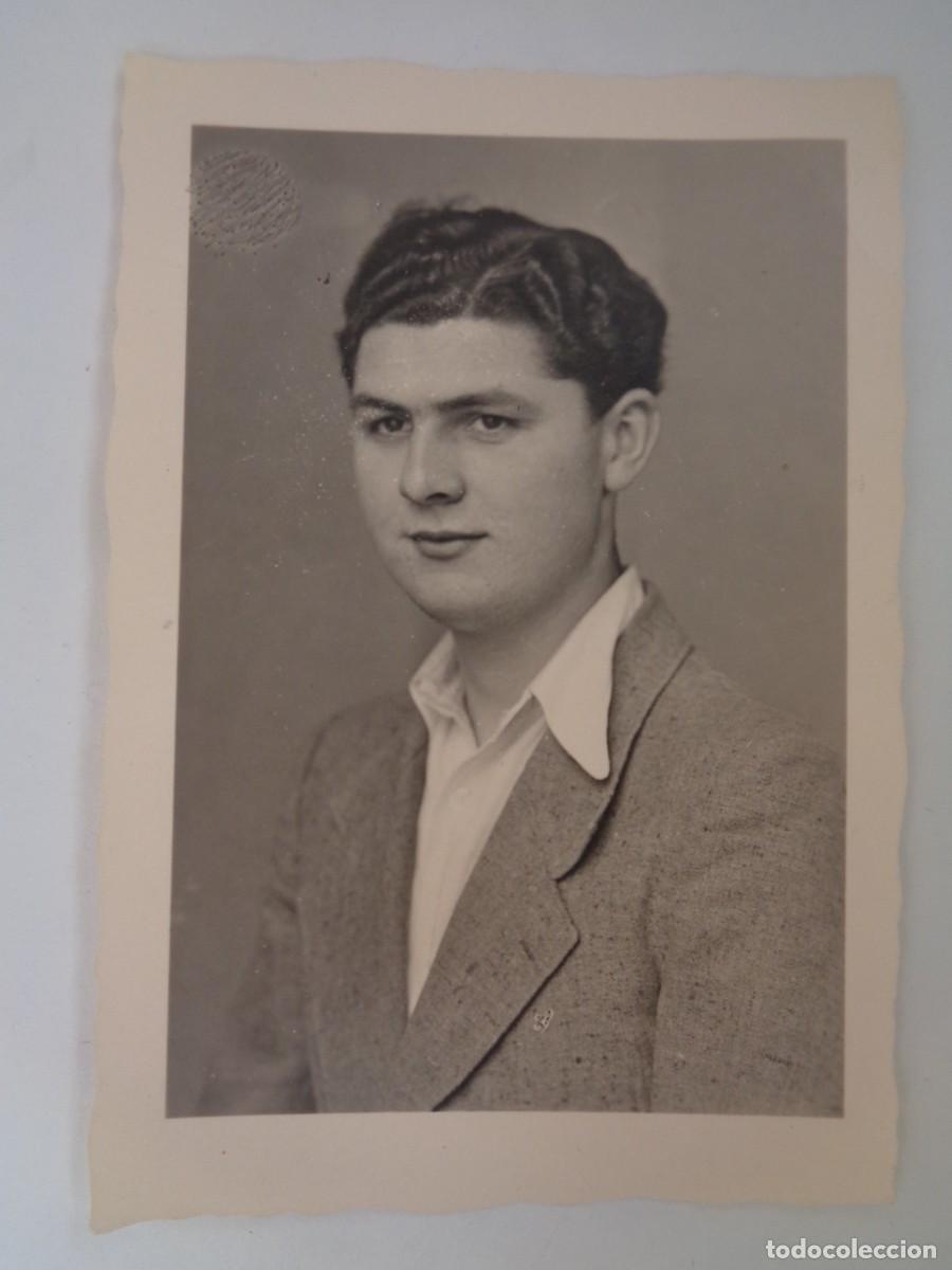 Alte Fotografie: BONITA FOTO DE JOVEN ELEGANTE DE ALEMANIA A&Ntilde;OS 30 . DETRAS EMBLEMA NAZI EN EL SELLO