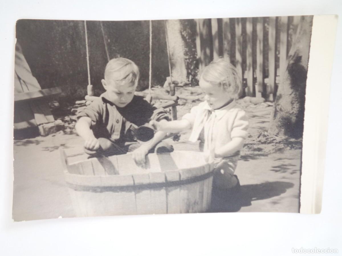 Fotograf&iacute;a antigua: FOTO DE NI&Ntilde;OS JUGANDO CON UN BARRE&Ntilde;O DE AGUA