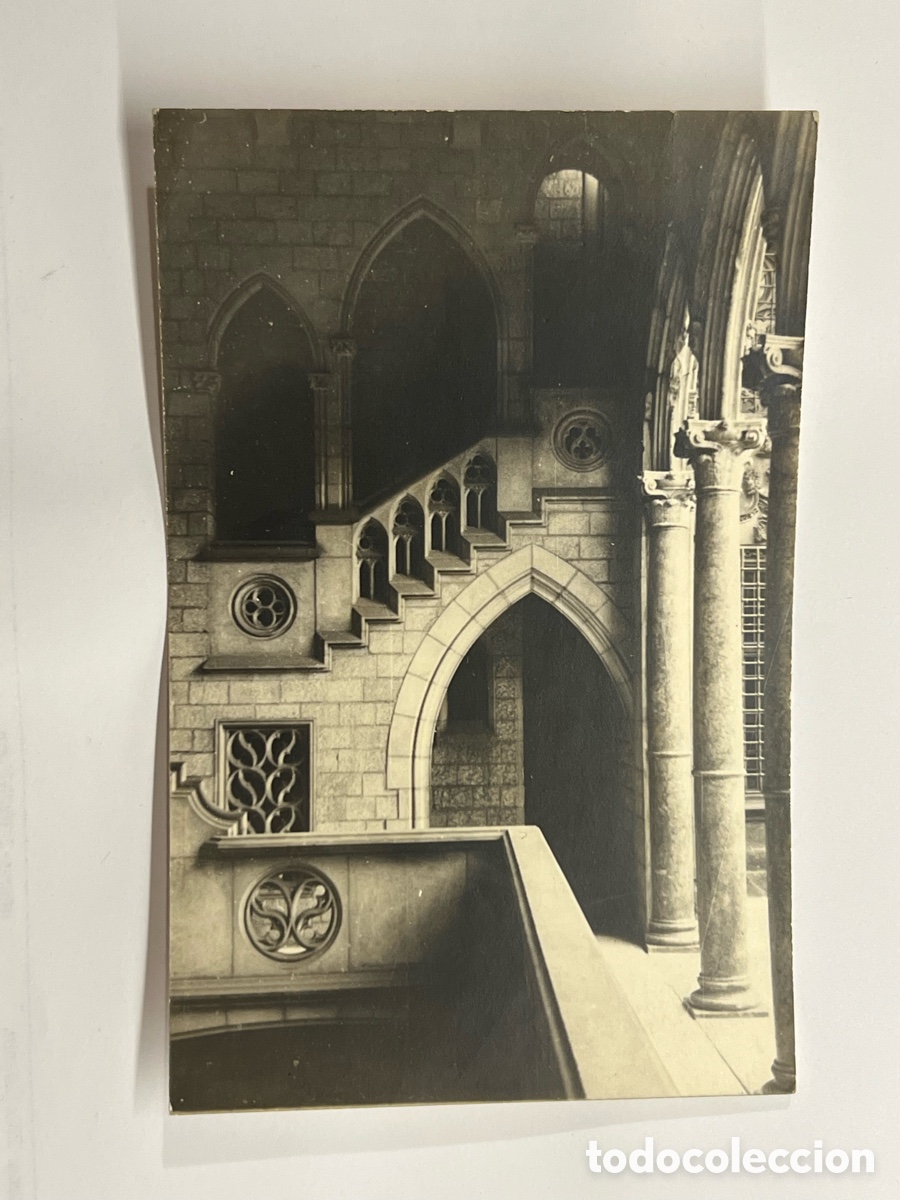 Fotograf&iacute;a antigua: BARCELONA Galer&iacute;a G&oacute;tica y patio interior en el palacio de la Generalitat de Catalu&ntilde;a. Siglo XV