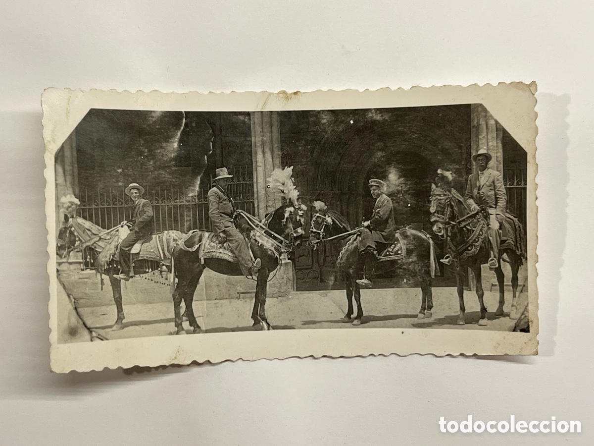 Fotograf&iacute;a antigua: BARCELONA ELS TRES TOMBS. Festividad de San Antonio Abad Jinetes con caballos engalanados (h.1930?)
