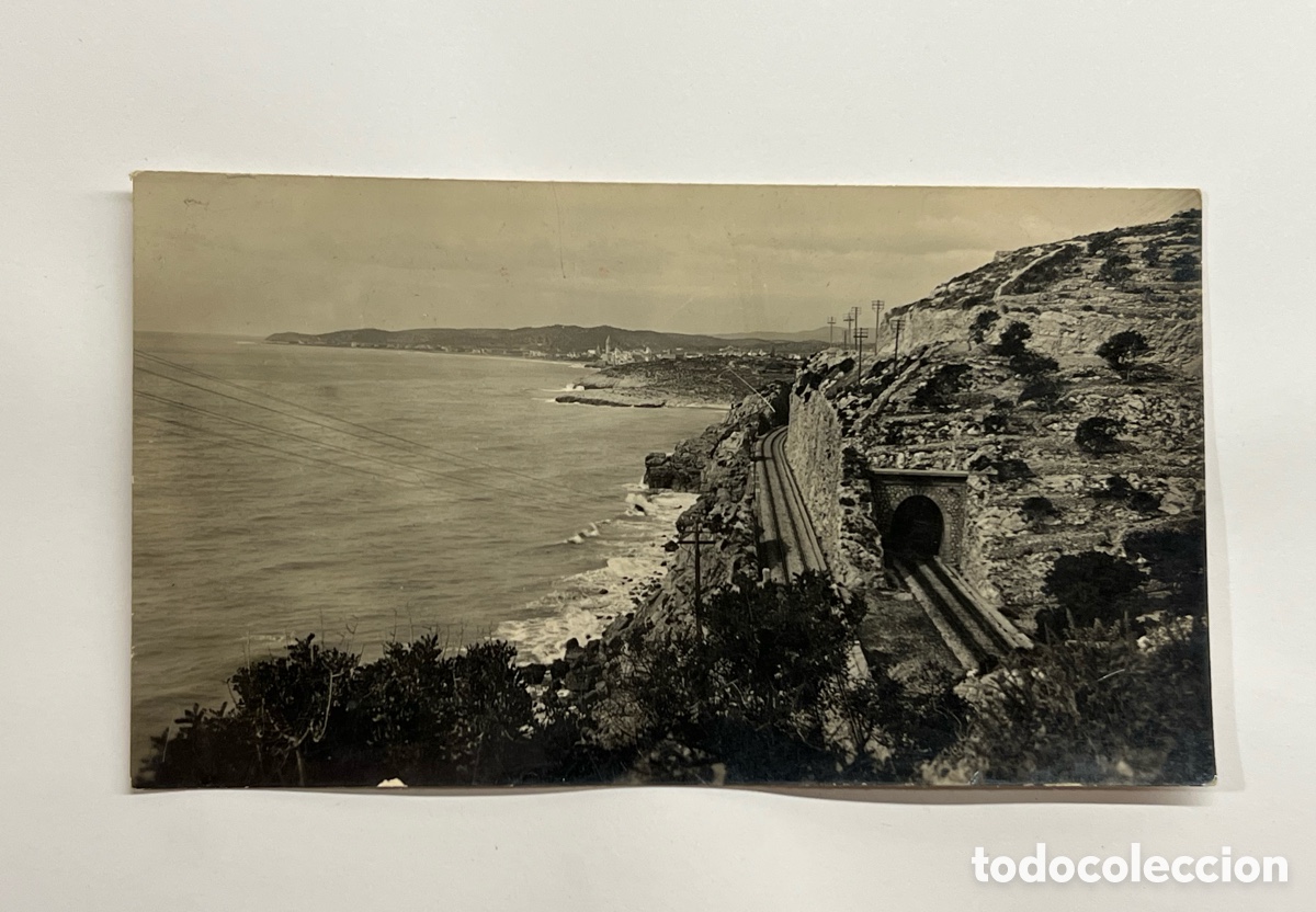 Fotograf&iacute;a antigua: LES COSTES DE GARRAF.. Sitges al fondo.. V&iacute;as del tren.. Vista Panor&aacute;mica (h.1920?) Med&iacute;das: 12 x 7