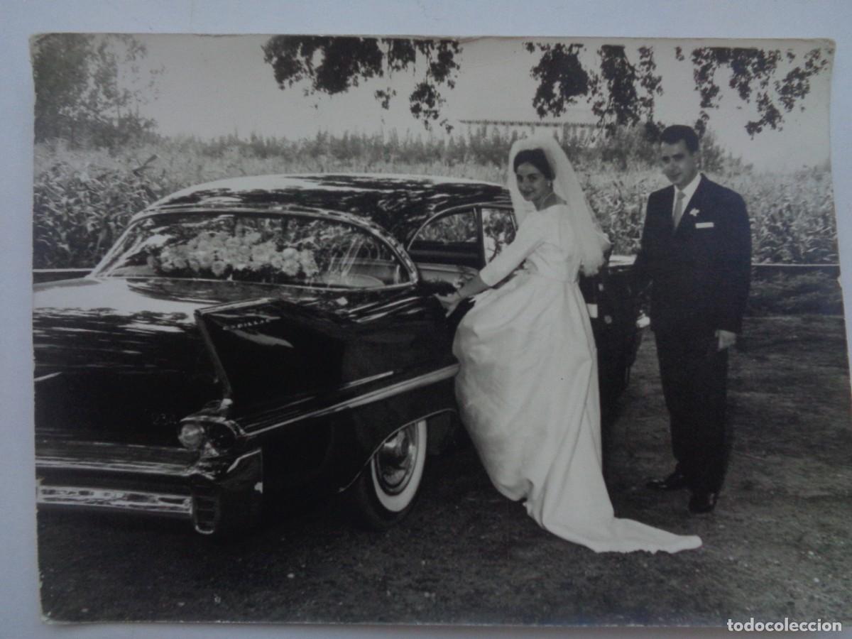 Fotograf&iacute;a antigua: FOTO DE BODA : NOVIOS Y COCHE NUPCIAL ....... 13 X 18 CM