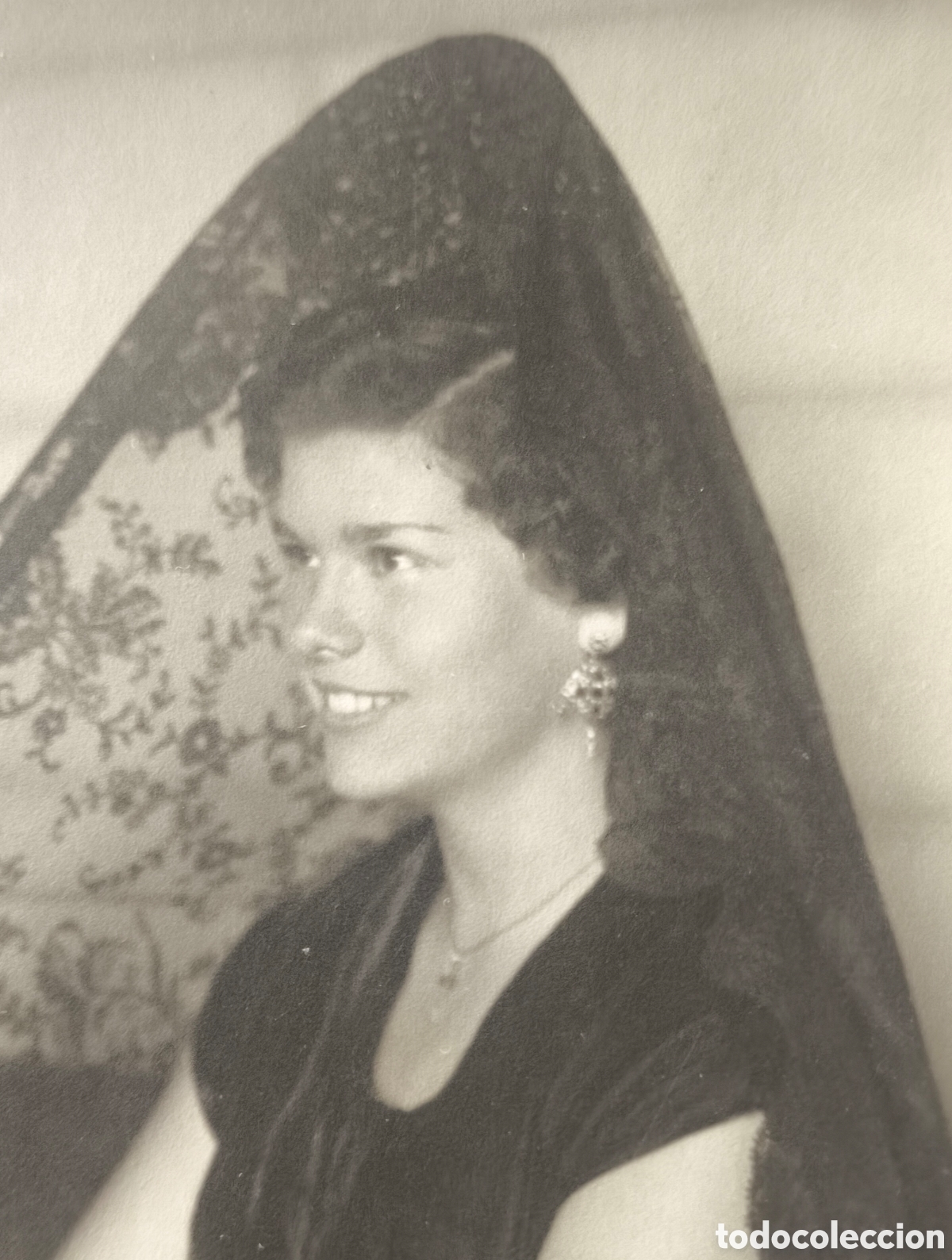 Fotograf&iacute;a antigua: FOTOGRAF&Iacute;A MUJER JOVEN CON PEINETA Y MANTILLA FOT&Oacute;GRAFO DUOMARCO SANTANDER C. 1965