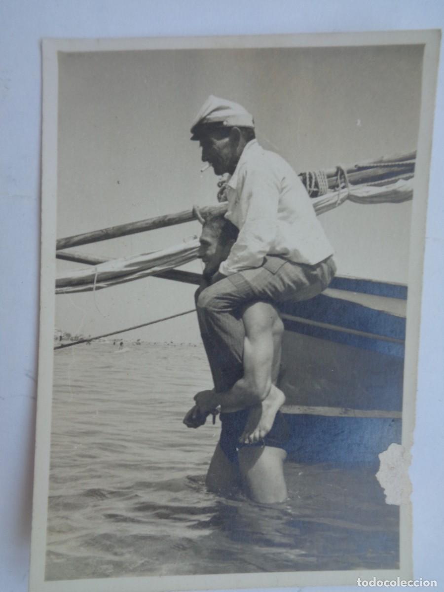 Fotograf&iacute;a antigua: FOTO DE JOVEN MUSCULOSO LLEVANDO A ANCIANO PESCADOR A CABRITO POR EL MAR
