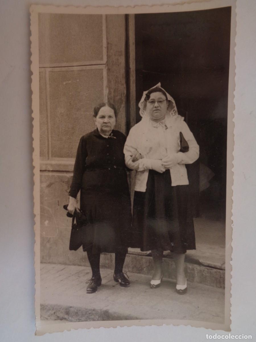 Alte Fotografie: FOTO DE SE&Ntilde;ORAS , UNA CON VELO . DE MAYNON , BARCELONA