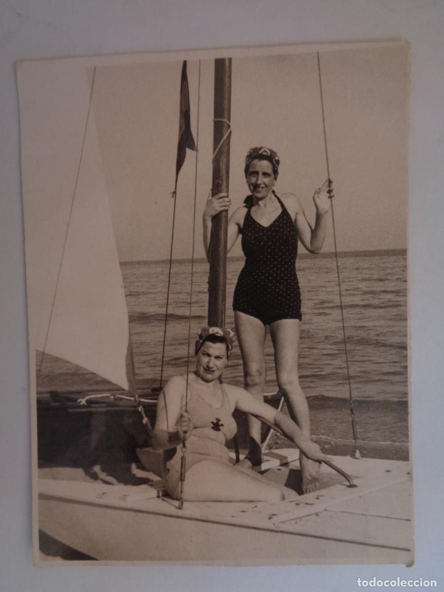 Photographie ancienne: FOTO DE CHICAS EN BA&Ntilde;ADOR EN BARQUITO VELERO. DE CASARIEGO , BARCELONA