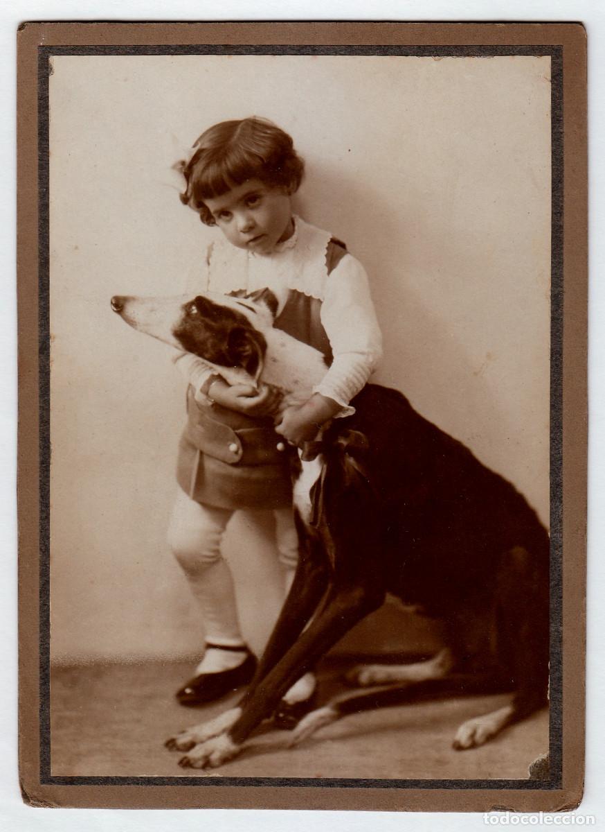 Fotograf&iacute;a antigua: Preciosa foto. Ni&ntilde;a con su delgad&iacute;simo galgo. Perro mascota. A&ntilde;os 30 g aa