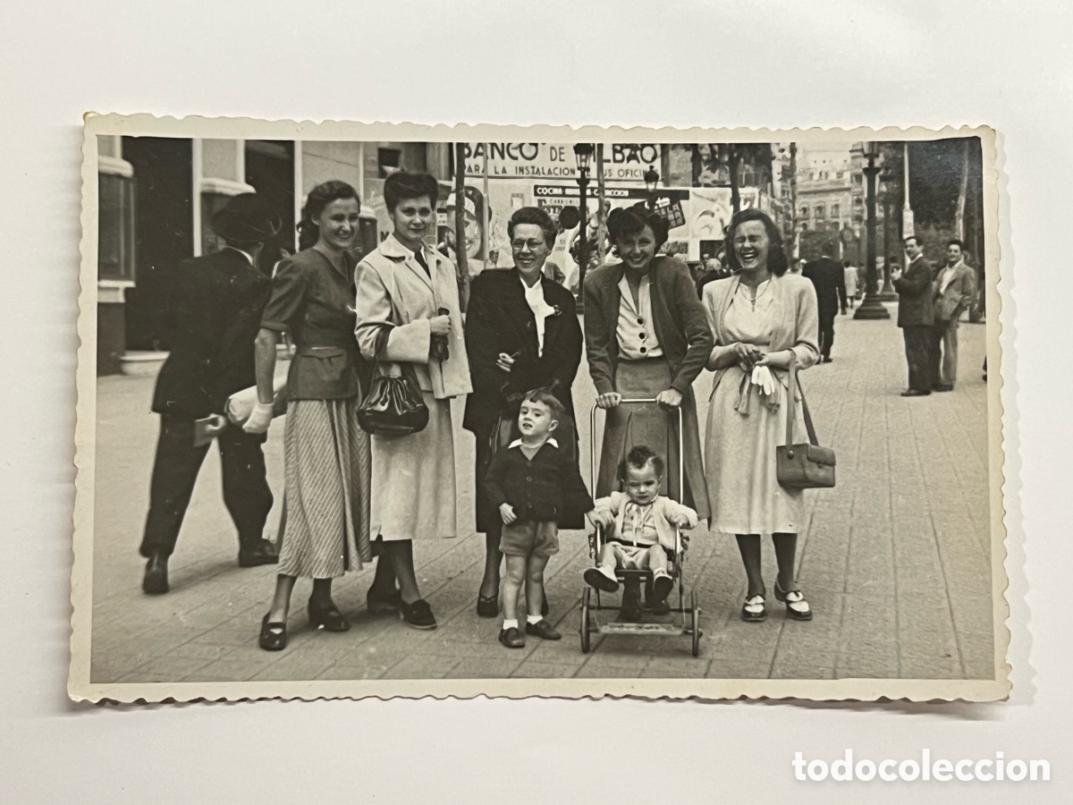 Fotograf&iacute;a antigua: BARCELONA. Callejeando la Ciudad. Grupo familiar de mujeres de complicidad y risas (h.1950?)