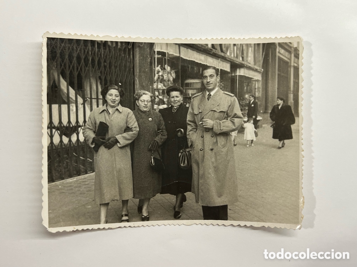 Antique Photography: MADRID. Fotograf&iacute;a Grupo familiar caminando por Gran V&iacute;a.. Fotos Cerezo (a.1952) Medidas: 8,5 x 11,5