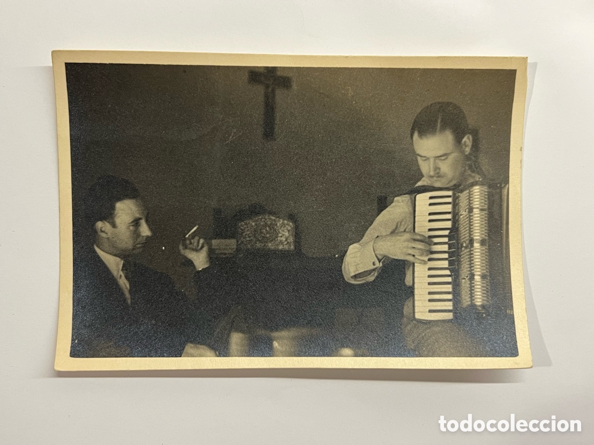 Fotograf&iacute;a antigua: ACORDE&Oacute;N. Fotograf&iacute;a El hombre que fumaba escuchando a su amigo tocar el Acorde&oacute;n (h.1950?)