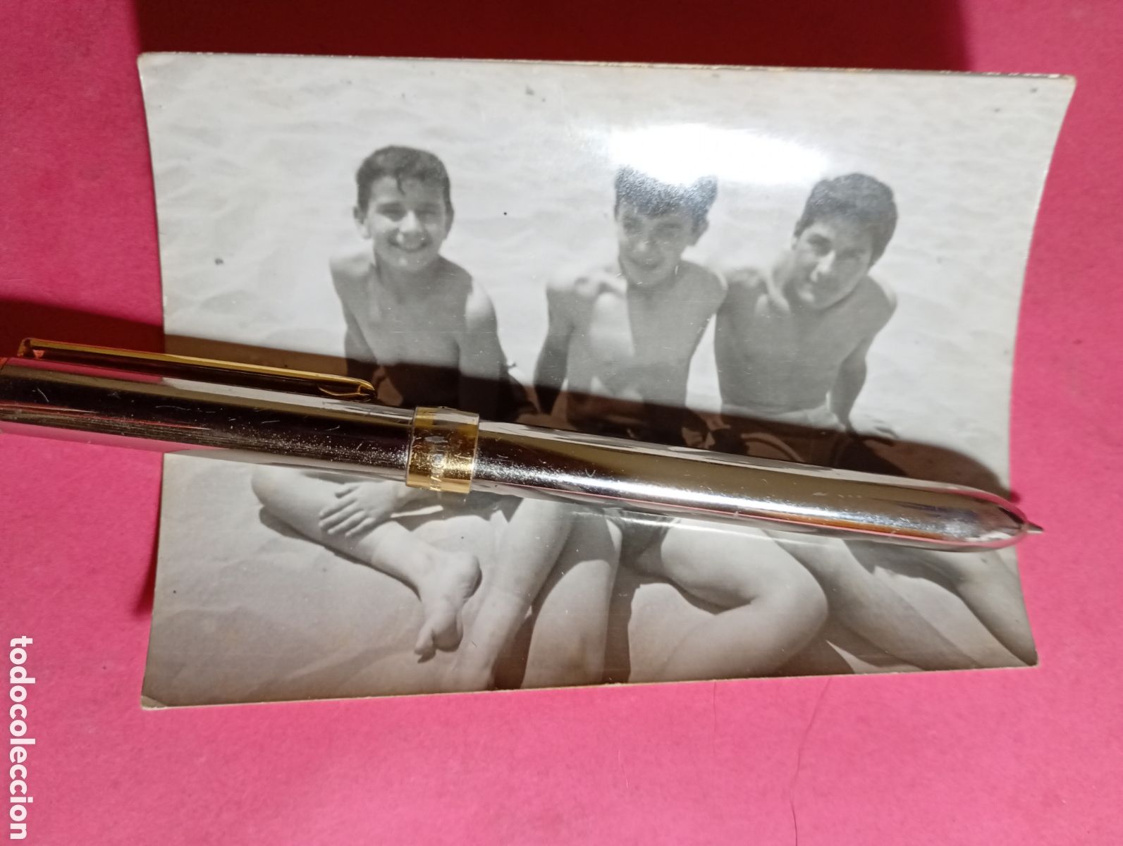 Fotograf&iacute;a antigua: VINTAGE GRUPO DE TRES MUCHACHITOS SENTADOS EN LA ARENA DE LA PLAYAA 60&acute;s ca.